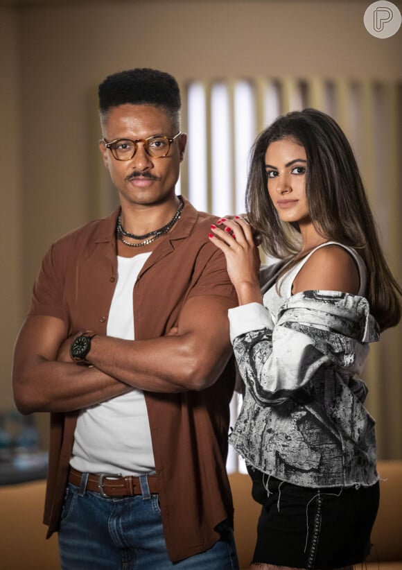 Na novela 'Vai na Fé', Érika (Letícia Salles) e Anthony (Orlando Caldeira) tentam ver em foto de Gisela (Sofia Starling) e Lui Lorenzo (José Loreto) algo que possa 'incriminar' o cantor. 'Ele praticamente tá fugindo dela. Era para ser 'Verdades Secretas', mas parece 'Tom e Jerry'', zomba o jornalista