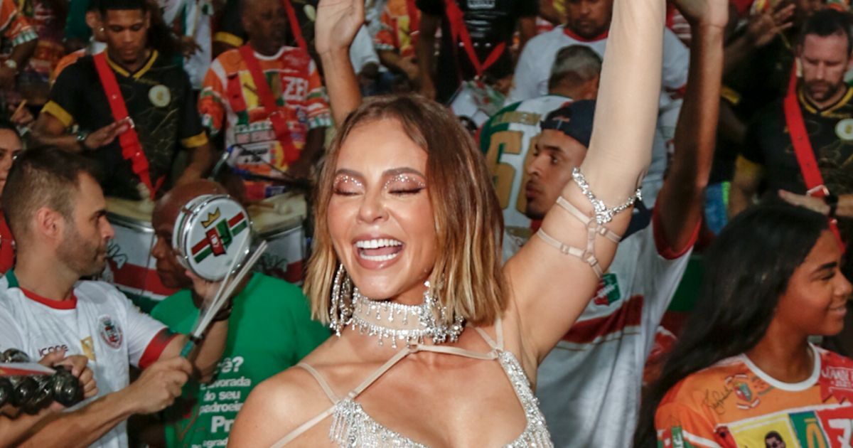 Rainha De Bateria Da Grande Rio Paolla Oliveira Elegeu Um Look Todo Nude Com Brilhantes