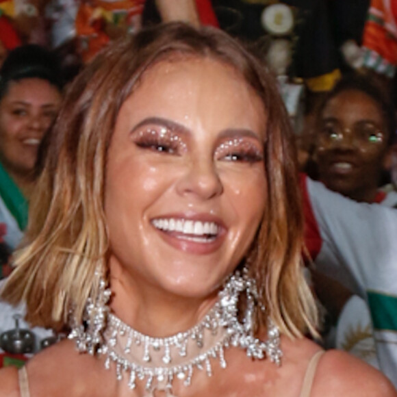 Paolla Oliveira caiu no samba em mais um ensaio na quadra da Grande Rio