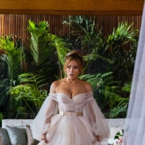 Vestido de noiva usado por Jennifer Lopez em casamento armado tem decote ombro a ombro e mangas volumosas