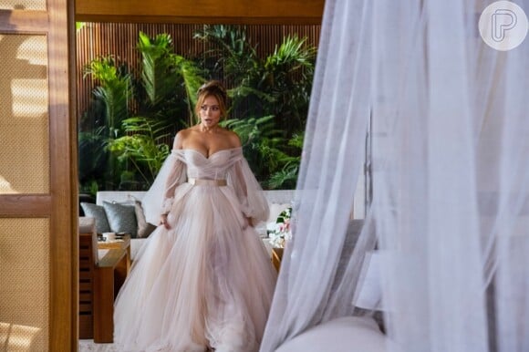 Vestido de noiva usado por Jennifer Lopez em casamento armado tem decote ombro a ombro e mangas volumosas