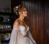 Jennifer Lopez usa vestido de noiva rico em camadas que vão saindo ao longo do filme
