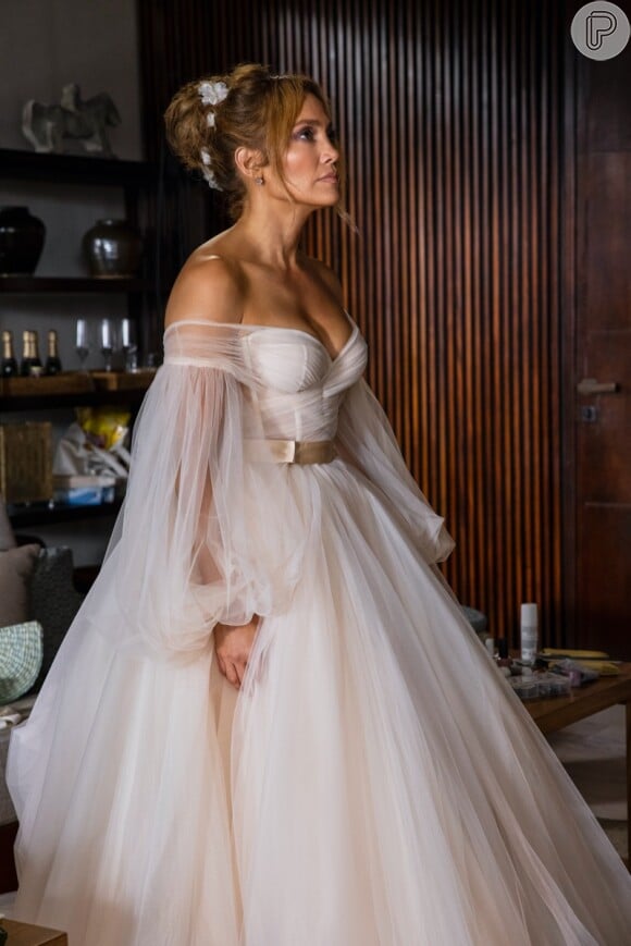 Jennifer Lopez usa vestido de noiva rico em camadas que vão saindo ao longo do filme