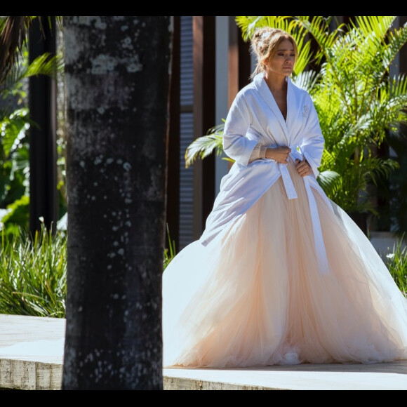 Jennifer Lopez usou 28 vestidos de noiva diferentes em 'Casamento Armado'