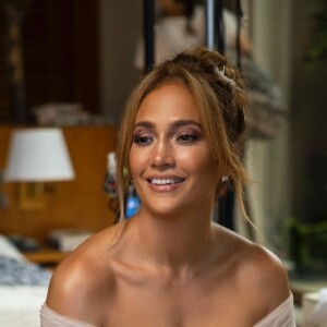 O vestido de noiva usado por Jennifer Lopez no filme é da marca Galia Lahav