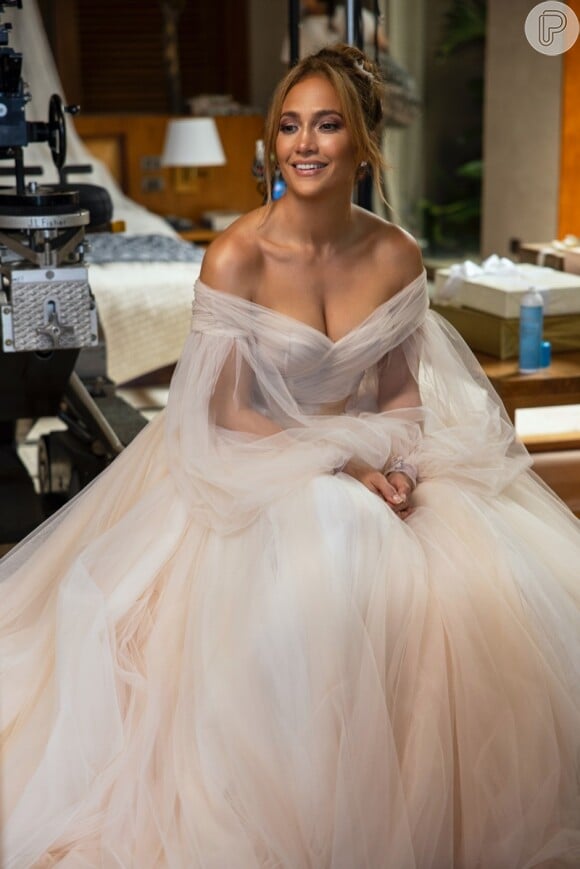 O vestido de noiva usado por Jennifer Lopez no filme é da marca Galia Lahav