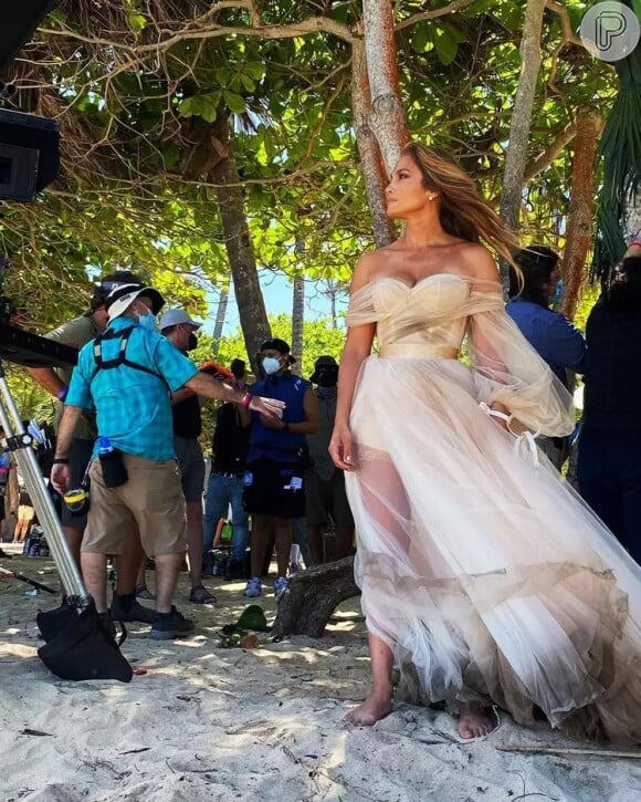 Vestido de noiva de Jennifer Lopez em 'Casamento Armado' foi comparado a traje de herói por figurinista