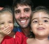 Daniel Cady encanta a web com foto das filhas, Marina e Helena