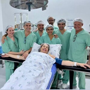 Claudia Raia e Jarbas Homem de Mello com a equipe que realizou o parto