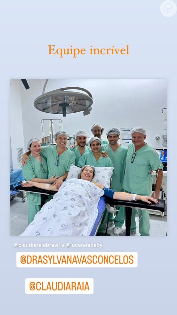 Claudia Raia e Jarbas Homem de Mello com a equipe que realizou o parto