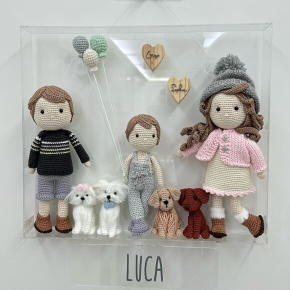 O enfeite de porta da maternidade com Claudia Raia, Luca, Jarbas Homem de Mello e os irmãos