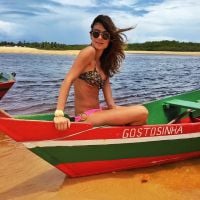 Thaila Ayala posa de biquíni e sentada em uma canoa, na Bahia: 'Gostosinha'