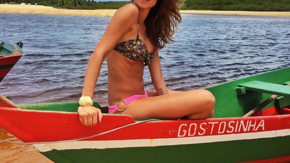Thaila Ayala posa de biquíni e sentada em uma canoa, na Bahia: 'Gostosinha'