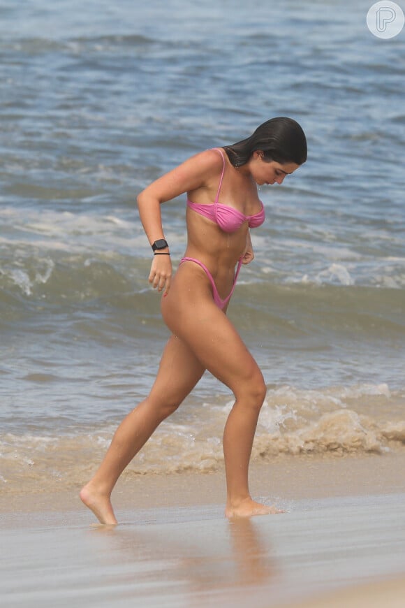 Jade Picon puxou biquíni no limite durante ida à praia