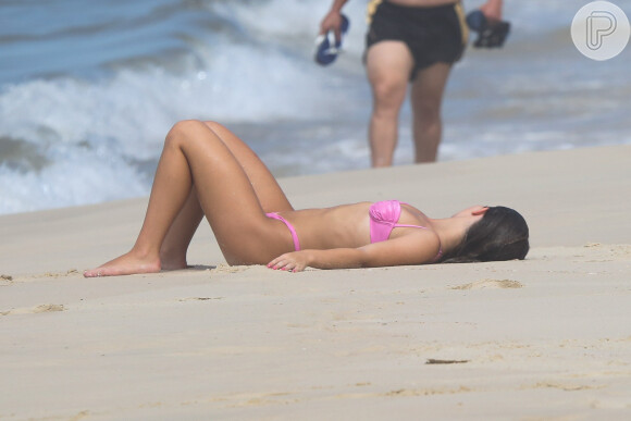 De biquíni, Jade Picon se deitou nas areias da praia