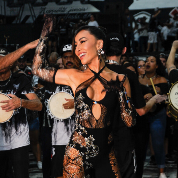 Sabrina Sato comanda a bateria da Gaviões da Fiel no carnaval 2023; escola tenta título que não vem desde 2003