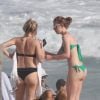 A atriz exibiu a boa forma em dia de praia na companhia da mãe