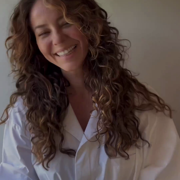 Paolla Oliveira com cabelos cacheados: 'Mudar precisa estar acompanhado de bem-estar'