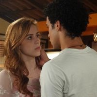 'Alto Astral':Gaby (Sophia Abrahão) e Emerson (Sergio Malheiros) quase se beijam