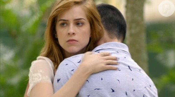Gaby (Sophia Abrahão) abraça Gustavo (Guilherme Leicam) após discussão