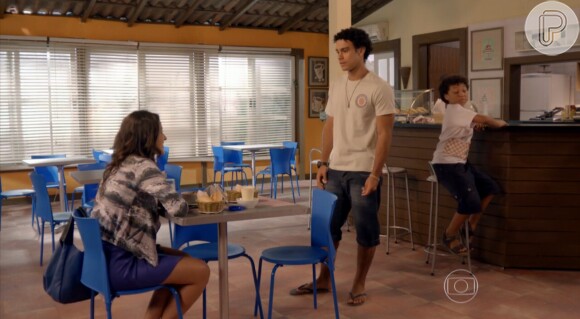 Emerson (Sérgio Malheiros) se oferece para fazer suco para Liz Barbosa (Debora Rebecchi)