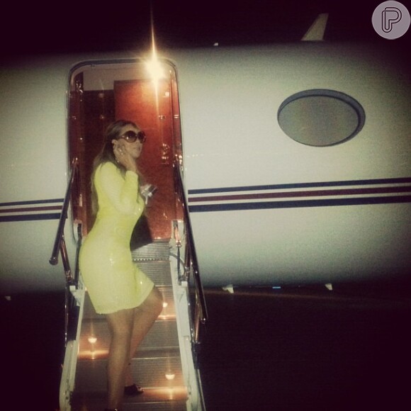 Mariah Carey embarca de férias em seu jatinho particular, em 29 de março de 2013