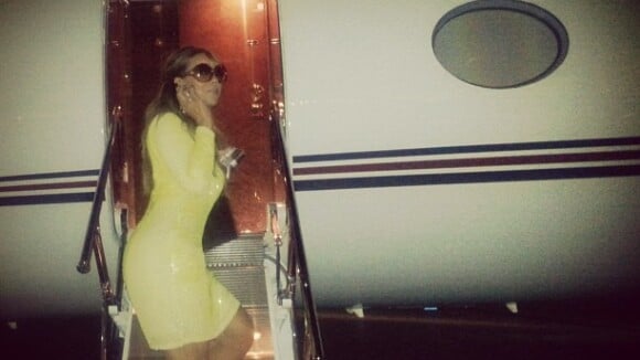 Mariah Carey embarca de férias com o marido e filhos em um jatinho particular