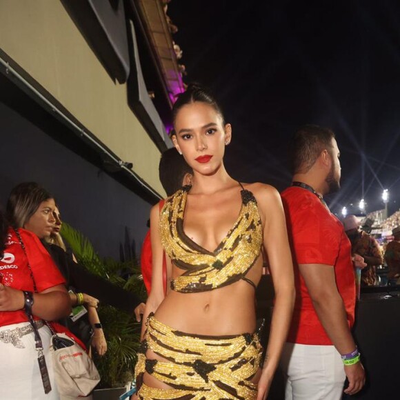 Bruna Marquezine surgiu poderosa em conjuntinho poderoso com desenhos de bananas