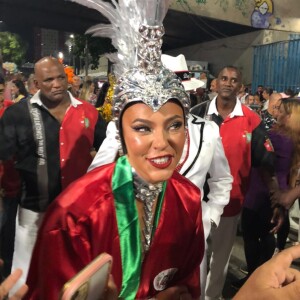 Paolla Oliveira no Carnaval 2023: com um look sensual inspirado nos metais de Ogum, a atriz foi aclamada pelo público na passarela do samba