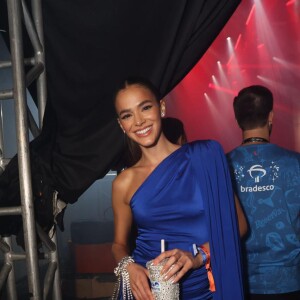 Bruna Marquezine elegeu look fashionista para prestigiar os desfiles do Rio de Janeiro