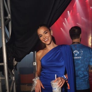 O vestido azul usado por Bruna Marquezine tinha modelagem ajustada ao corpo e capa lateral