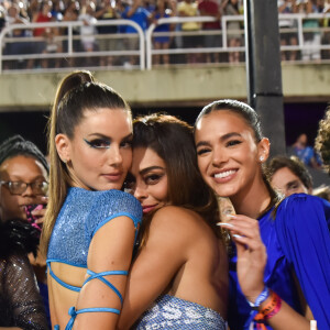 O look azul de Bruna Marquezine combinou com a produção das amigas famosas