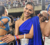 Bruna Marquezine escolheu um look com ombro estruturado para conferir o segundo dia de desfiles no Rio