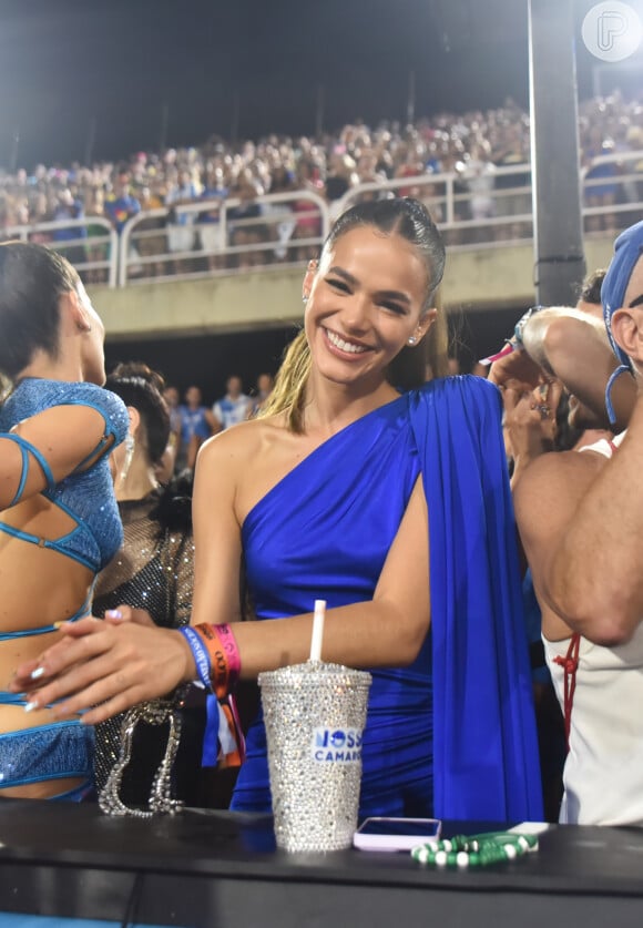 Bruna Marquezine escolheu um look com ombro estruturado para conferir o segundo dia de desfiles no Rio