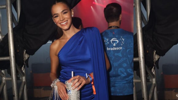 Bruna Marquezine elege vestido azul assimétrico com capa lateral para 2º dia de desfiles. Fotos do look!