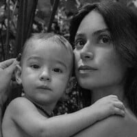 Thaila Ayala posta foto nua com filho e manda recado para críticos de plantão: 'Corpo é meu'