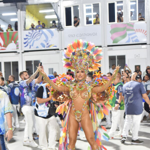 Sabrina Sato brilhou com look supercolorido à frente da bateria da Vila Isabel