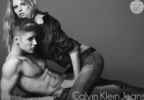 Justin Bieber e Lara Stone sensualizam em campanha par a marca Calvin Klein