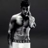 Justin Bieber estrela campanha da Calvin Klein só de cueca e mostra abdômen sarado