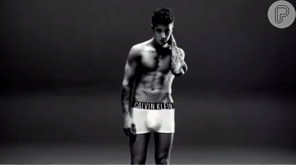 Justin Bieber estrela campanha da Calvin Klein só de cueca e mostra abdômen sarado