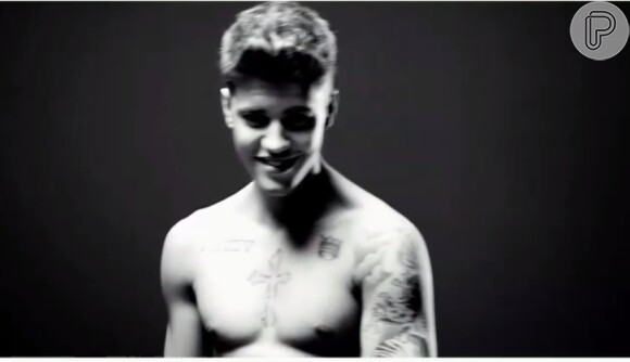 Justin Bieber estrela campanha da Calvin Klein só de cueca