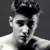 Justin Bieber estrela campanha da Calvin Klein só de cueca