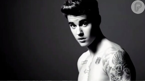Justin Bieber estrela campanha da Calvin Klein só de cueca