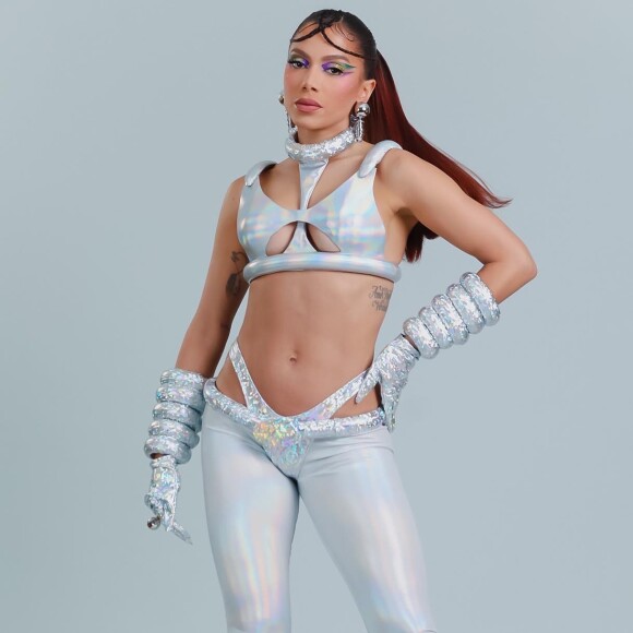 Anitta usou look inspirado em astronauta Valentina Tereshkiva para show de pré-carnaval