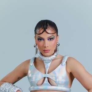 O look de Anitta no Carnaval que homenageava Valentina Tereshkiva era repleto de elementos metalizados