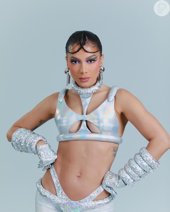 O look de Anitta no Carnaval que homenageava Valentina Tereshkiva era repleto de elementos metalizados