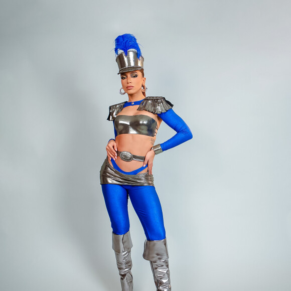 A cantora Anitta surgiu como a guerreira Maria Quitéria em uma de suas fantasias