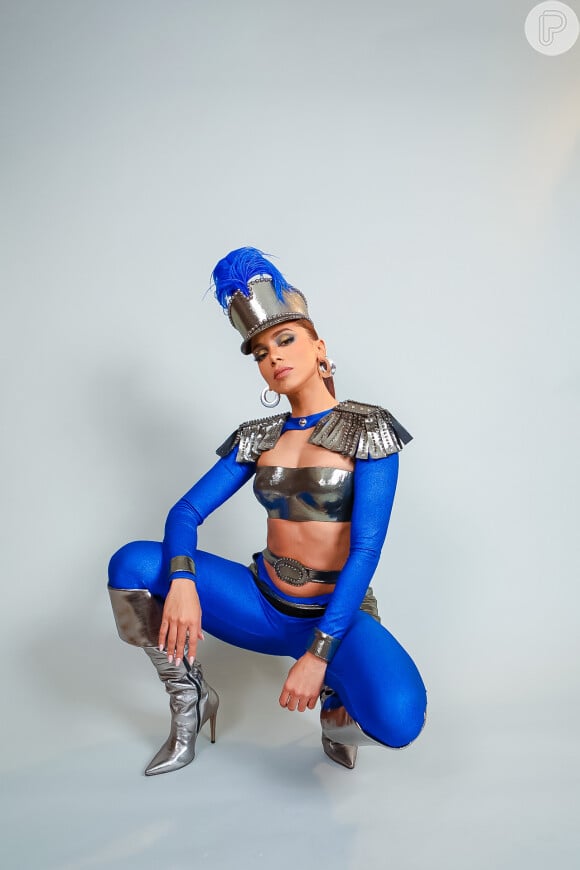 A produção de Anitta como Maria Quitéria no Carnaval tinha elementos azuis e metalizados