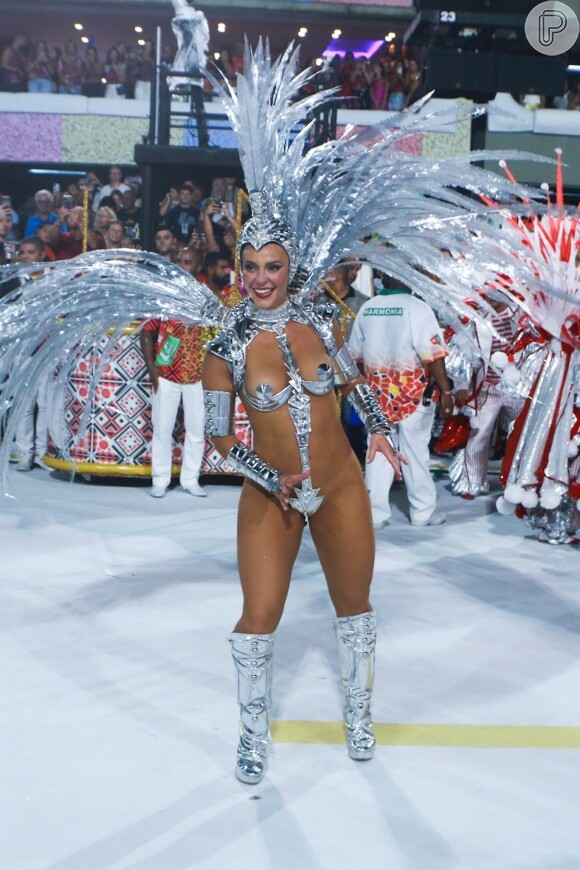 Paolla Oliveira deixou curvas à mostra em look ousado de Carnaval