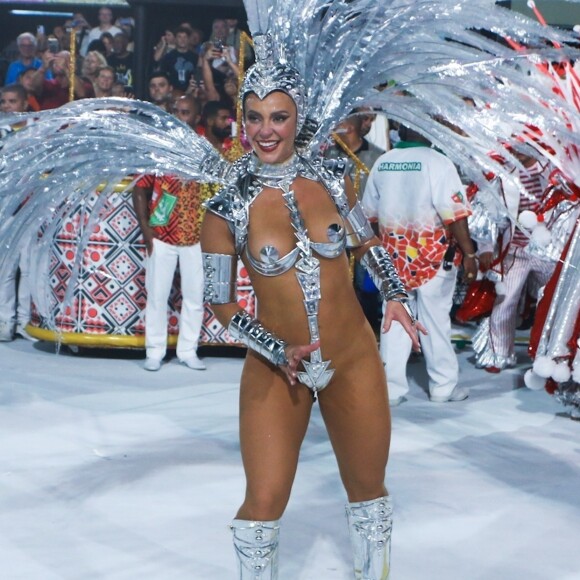 Paolla Oliveira deixou curvas à mostra em look ousado de Carnaval